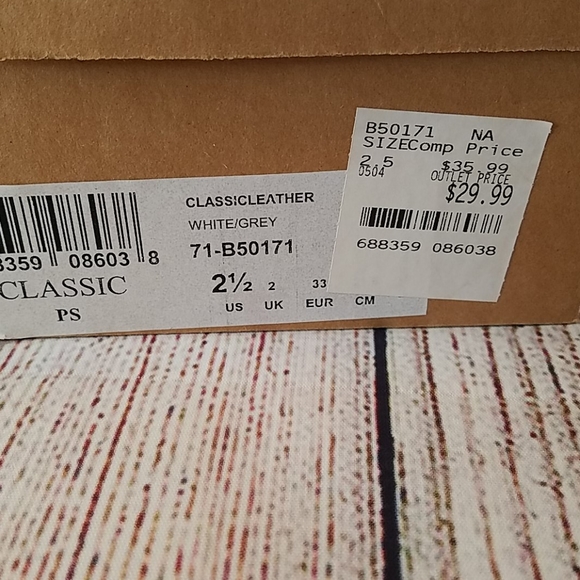 *DONATED* NIB REEBOK CLASSIC WHITE TENNIS SHOES - Picture 8 of 8